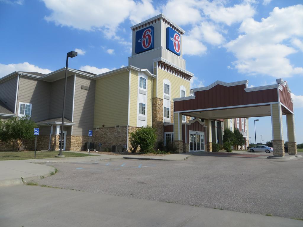 Motel 6-Valley Center, Ks Park City Exterior photo